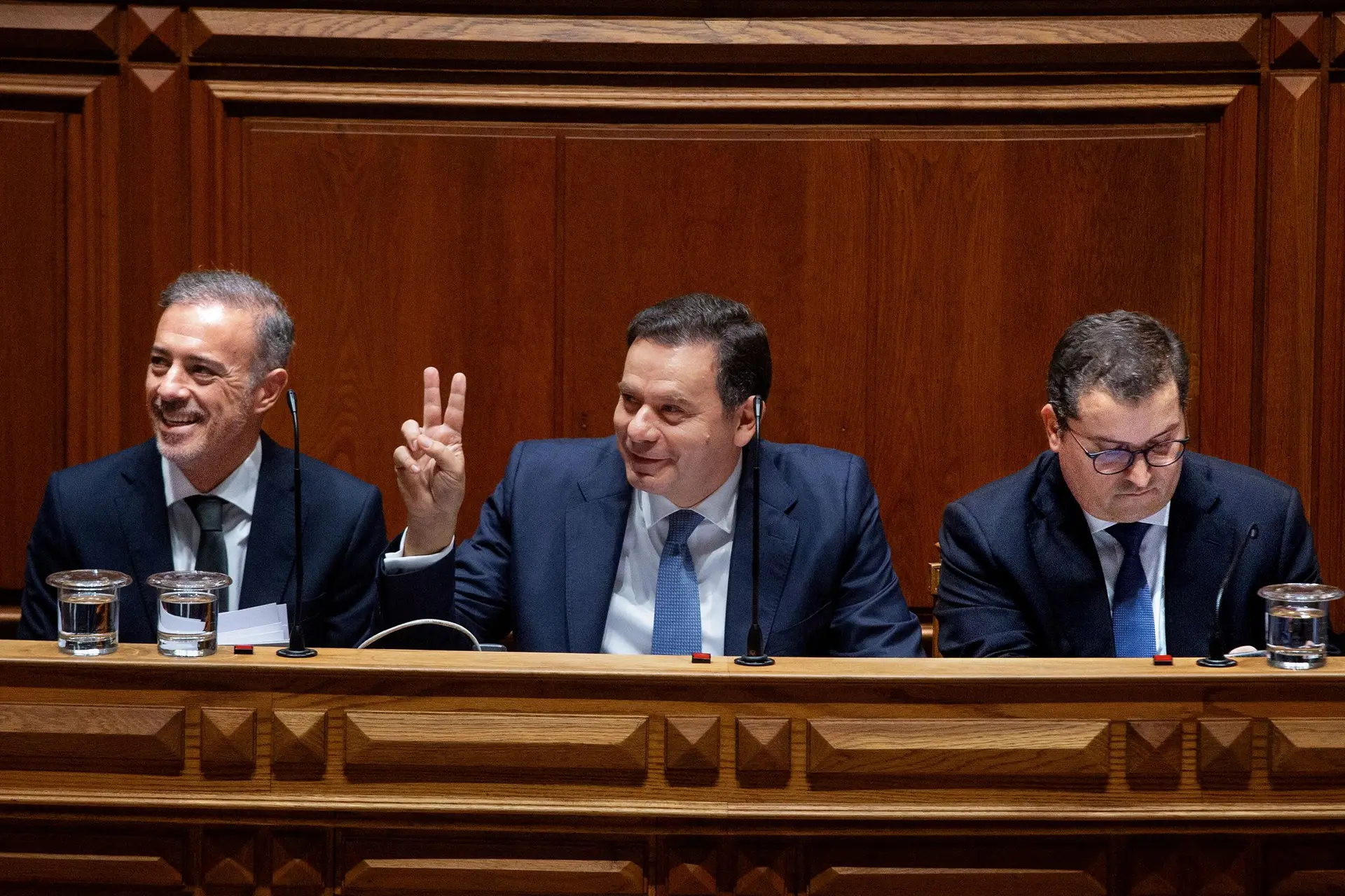 Montenegro defende Orçamento “de viragem”, Oposição cola medidas ao PS com ideia de “bloco central”