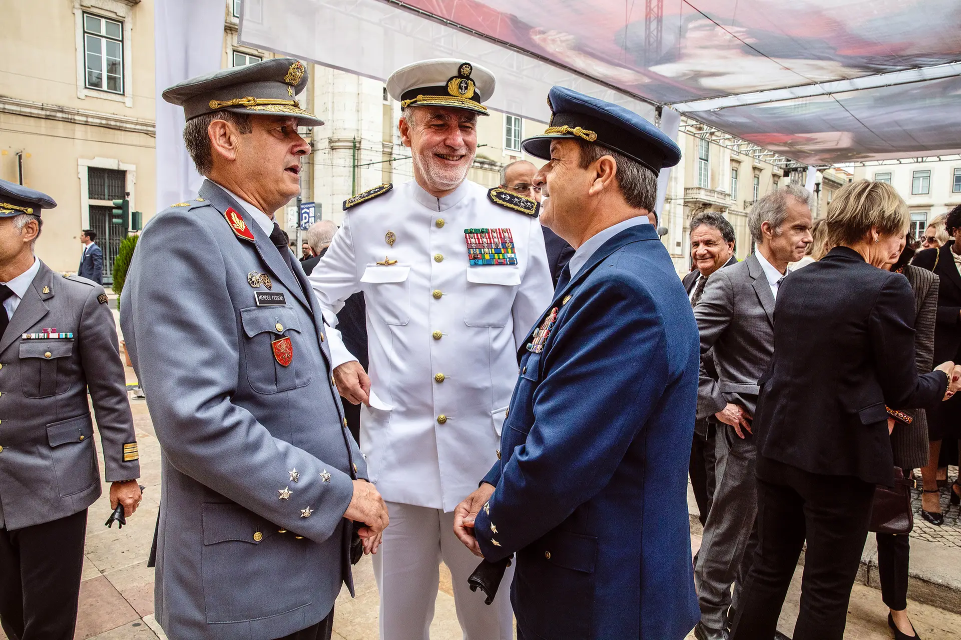 O general Mendes Ferrão, à esquerda, conseguiu fazer valer junto do poder político a ideia de voltar a ter aeronaves