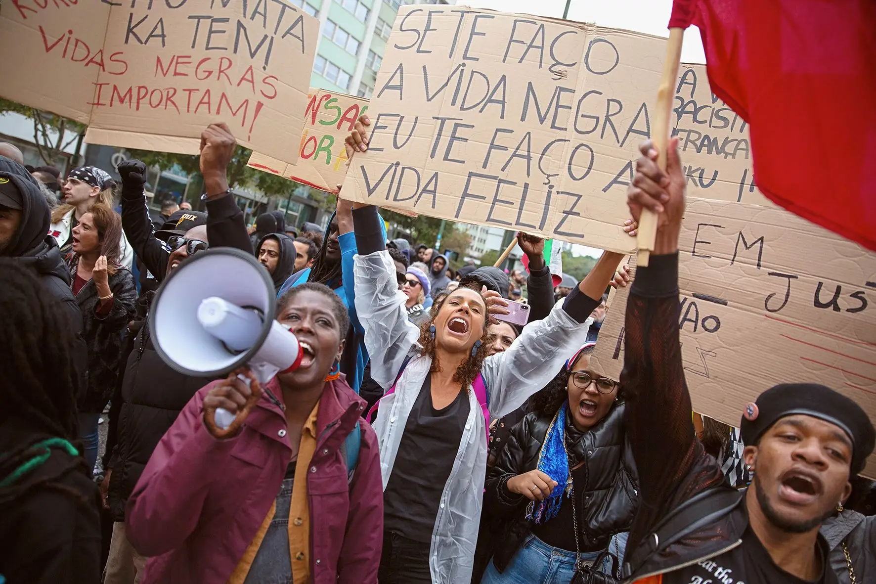 Manifestações em Lisboa, chuva e tragédia em Espanha