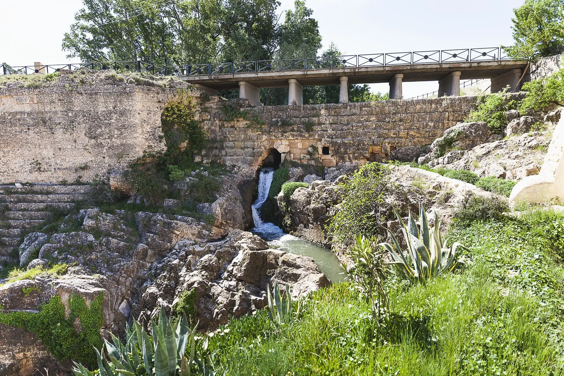 Cheias em Espanha: esta barragem tem 34 metros e mais de dois mil anos e aguentou a força do DANA — o que explica esta resistência?