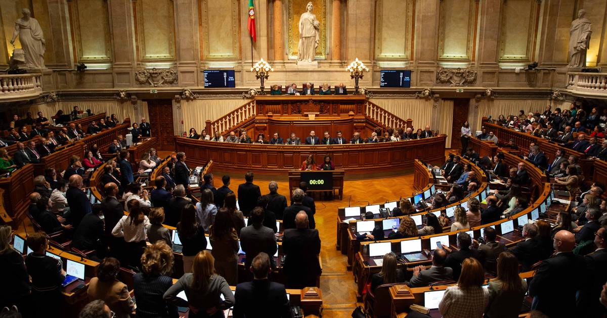 PSD muda voto e direita aprova proposta do CDS para "retirar projetos ideológicos" da disciplina de Cidadania