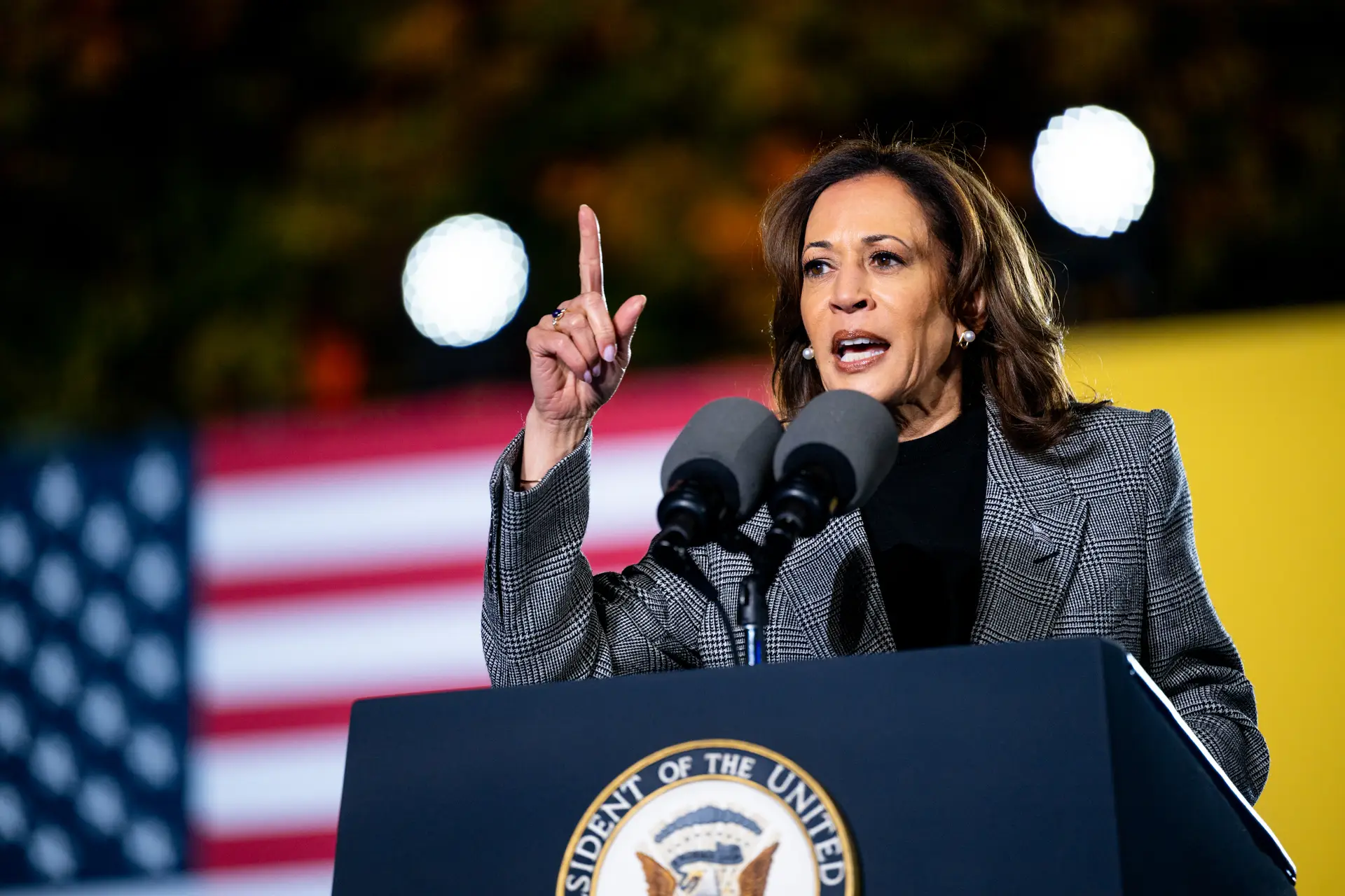 Kamala Harris em comício no Michigan, a uma semana das eleições presidenciais