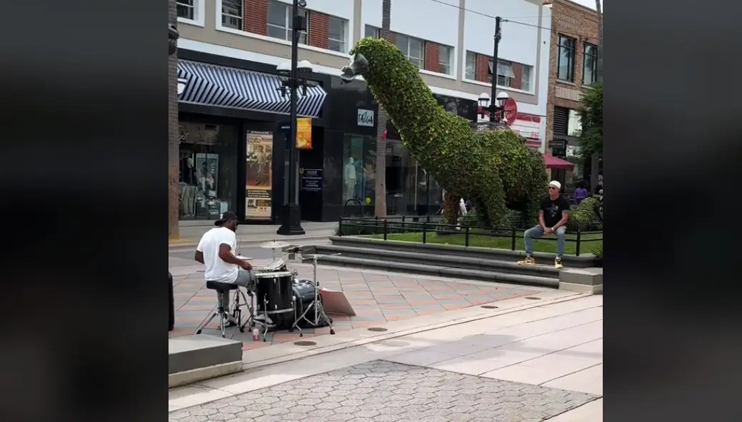 Um músico de rua tocou uma canção dos Red Hot Chili Peppers e nem percebeu que à sua frente estava Chad Smith, o baterista da banda