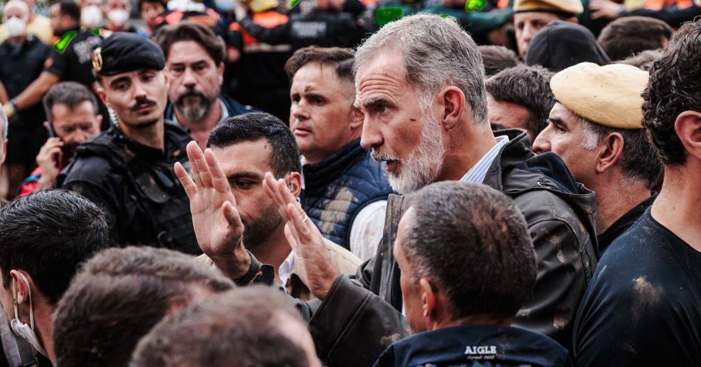 Lama, lágrimas, insultos e carga de cavalaria: as imagens da revolta da população durante a visita dos reis de Espanha e Pedro Sánchez a Valência