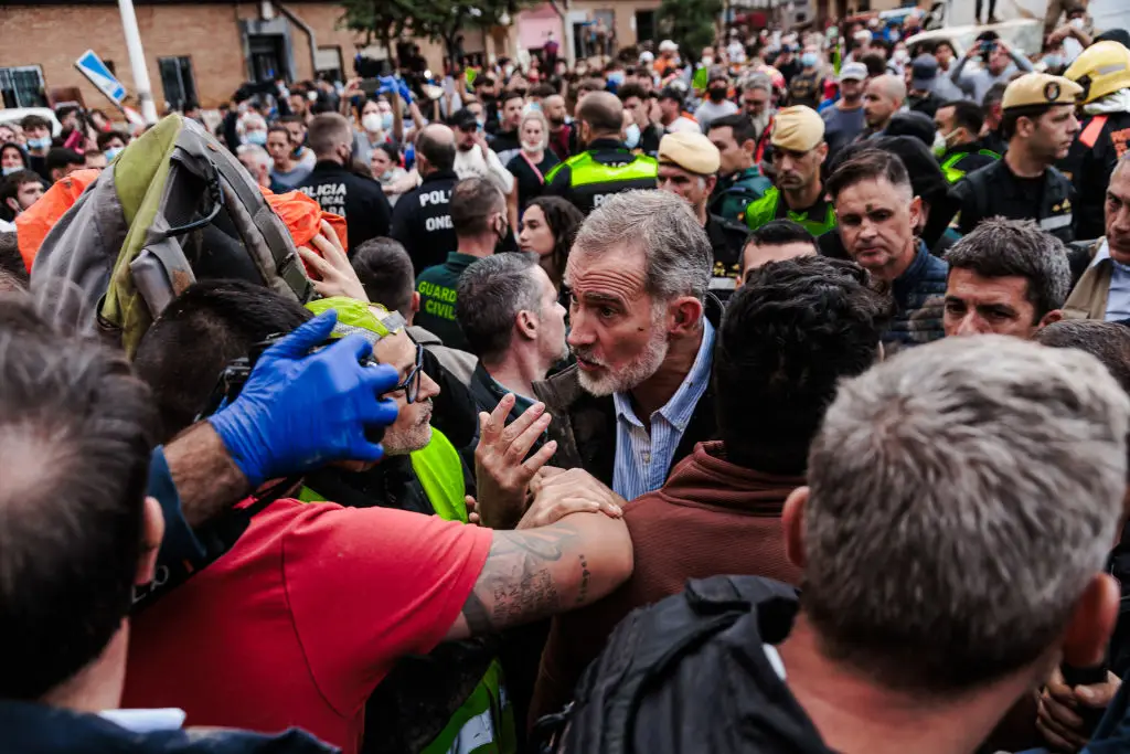 “Assassinos”, “fora” e “filhos da p…” foram algumas das palavras que a multidão gritou na cara de Felipe VI, que chegou a ser atingido com lama