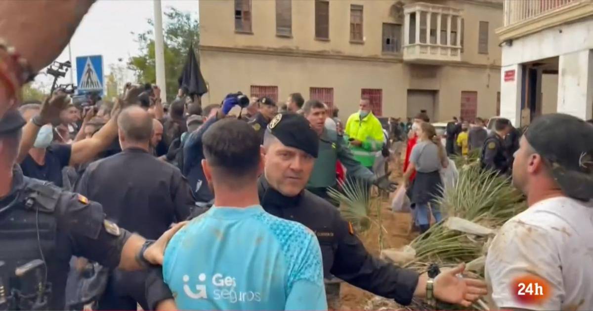 Os reis da Espanha, Pedro Sánchez e Carlos Mazón recebidos com insultos e lama em Valência: o vídeo dos protestos