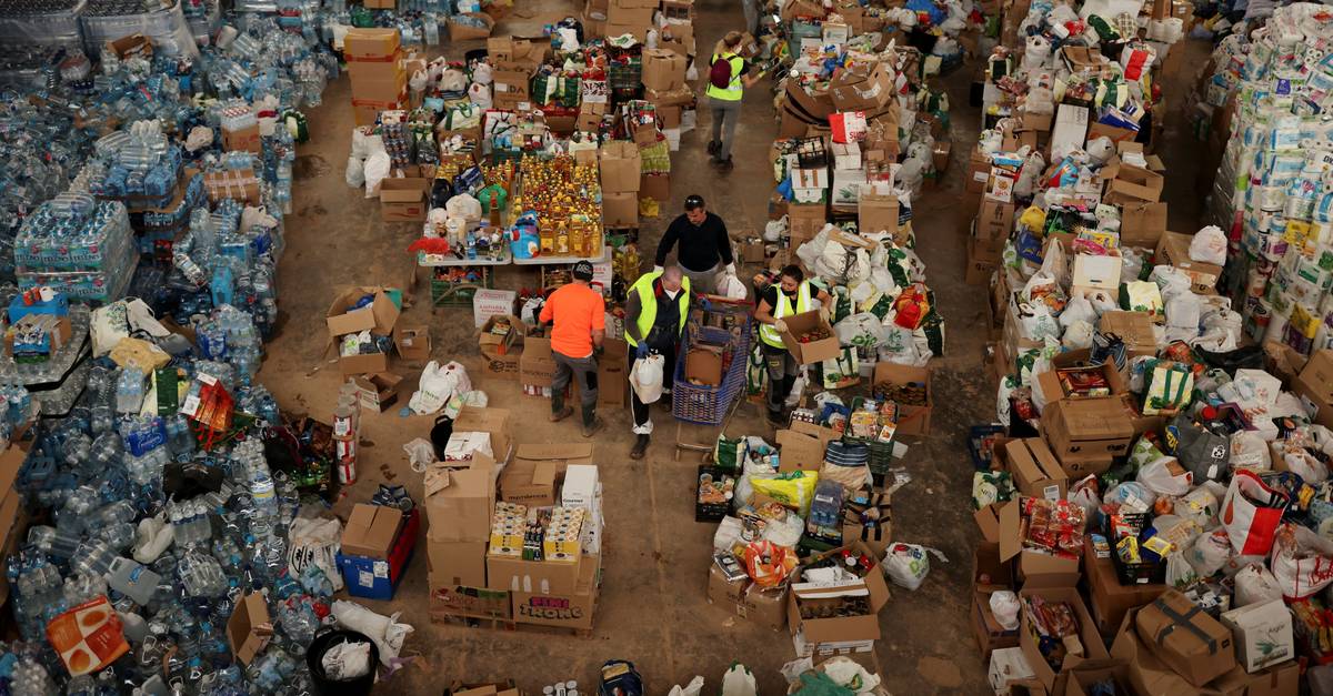 "Agradecemos que o exército esteja aqui, mas isto aconteceu na terça-feira e agora é domingo.": os voluntários chegaram a Valência, depois as instituições