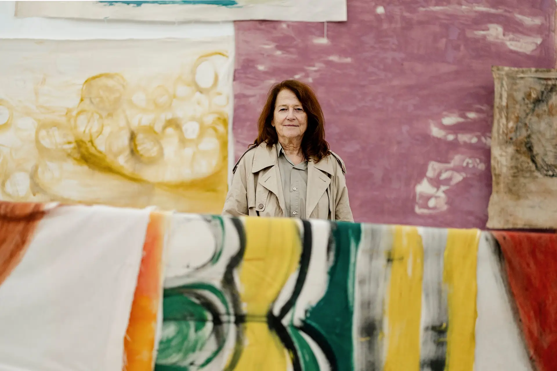 Vivian Suter, de 75 anos, mesclando-se com algumas das 500 pinturas que ‘invadem’ a Galeria Oval do MAAT, em Lisboa