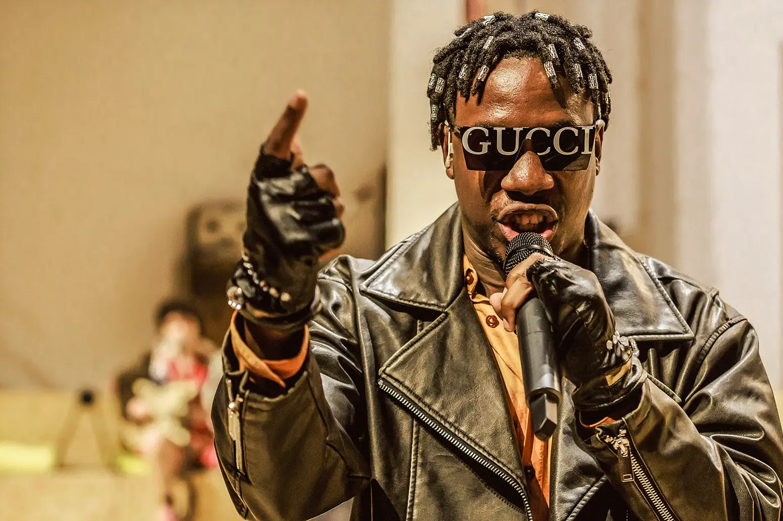 A ação cénica flui num cruzamento de palavras e música, de batidas mais ou menos afro e mais ou menos hip-hop