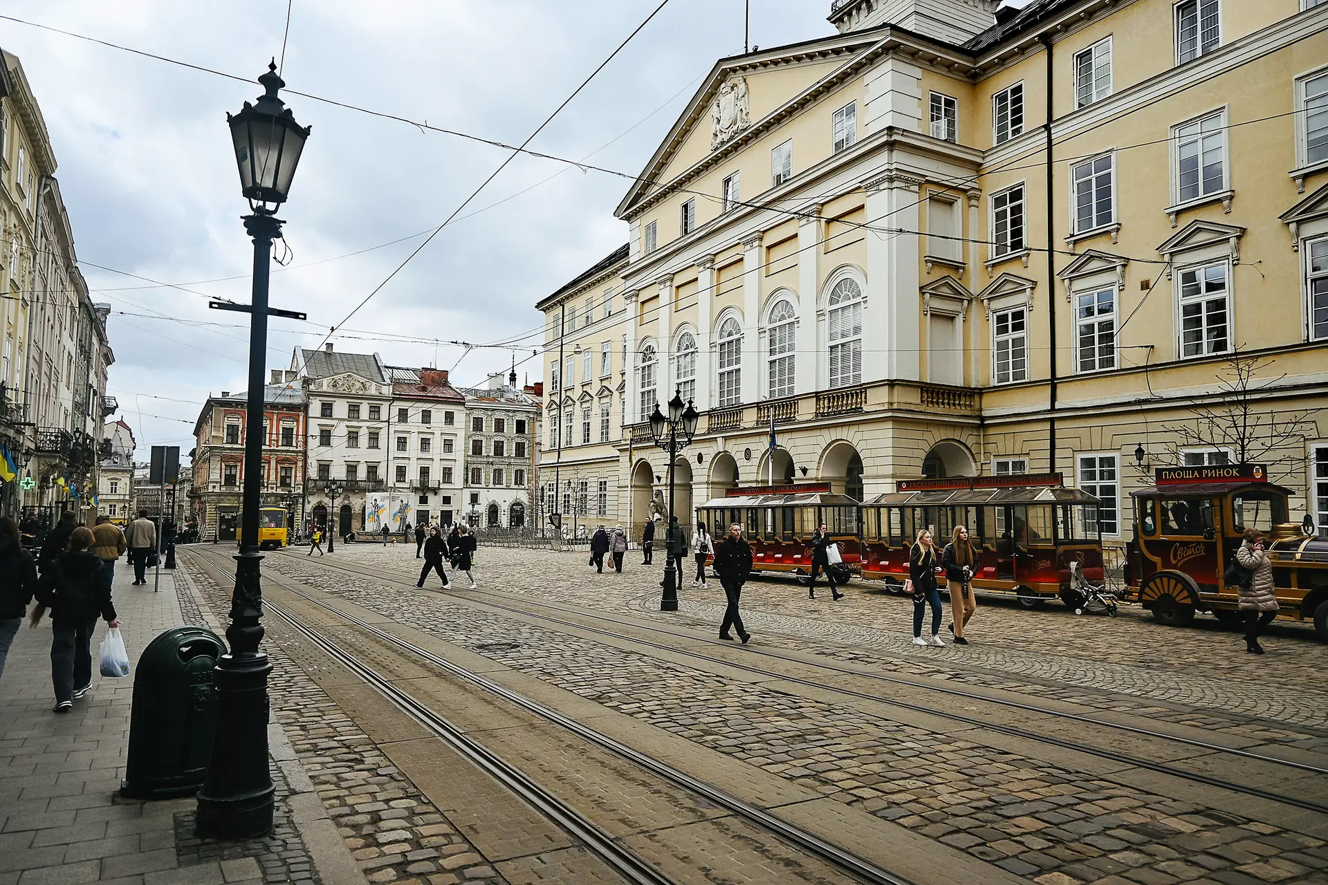 Nas ruas de Lviv não há sinais óbvios de um país em guerra. Há cafés cheios e caça-turistas, mas os únicos turistas são ucranianos