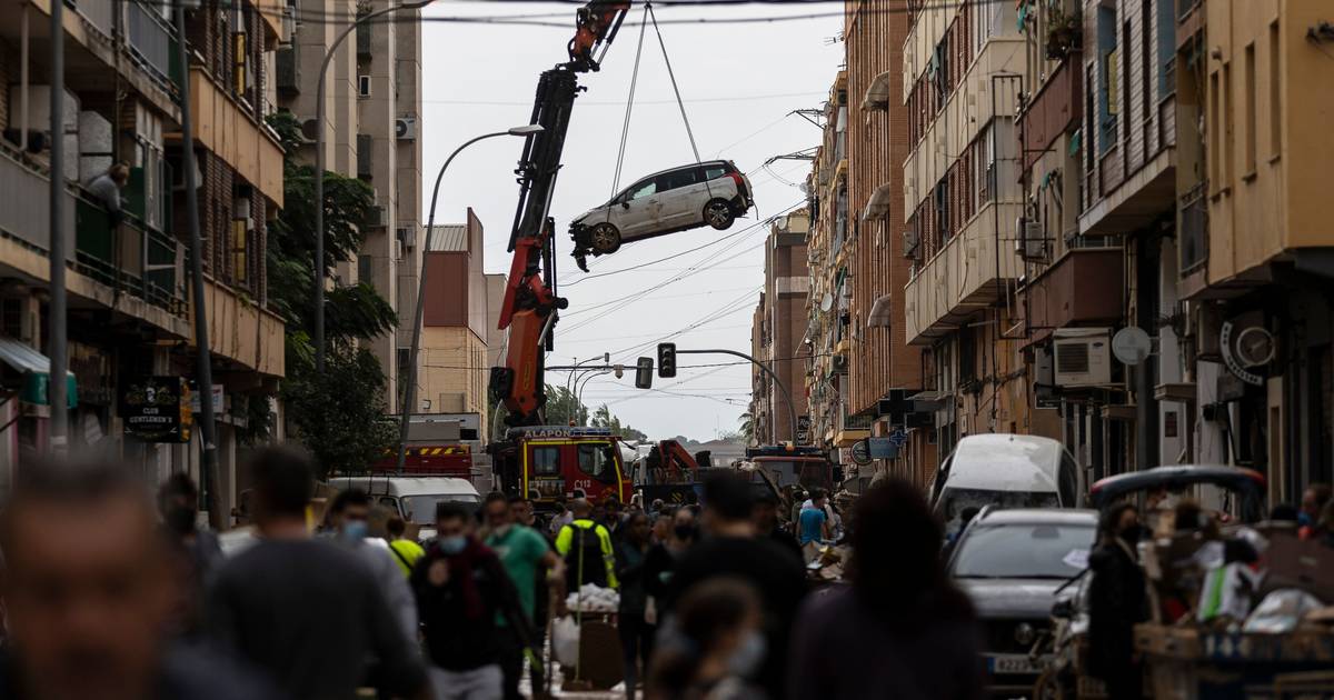 Inundações em Espanha: mais de 100.000 carros danificados e destruídos levados para centros de desmantelamento