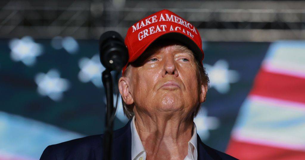 Trump vai suspender imposto sobre combustíveis para travar subida dos preços