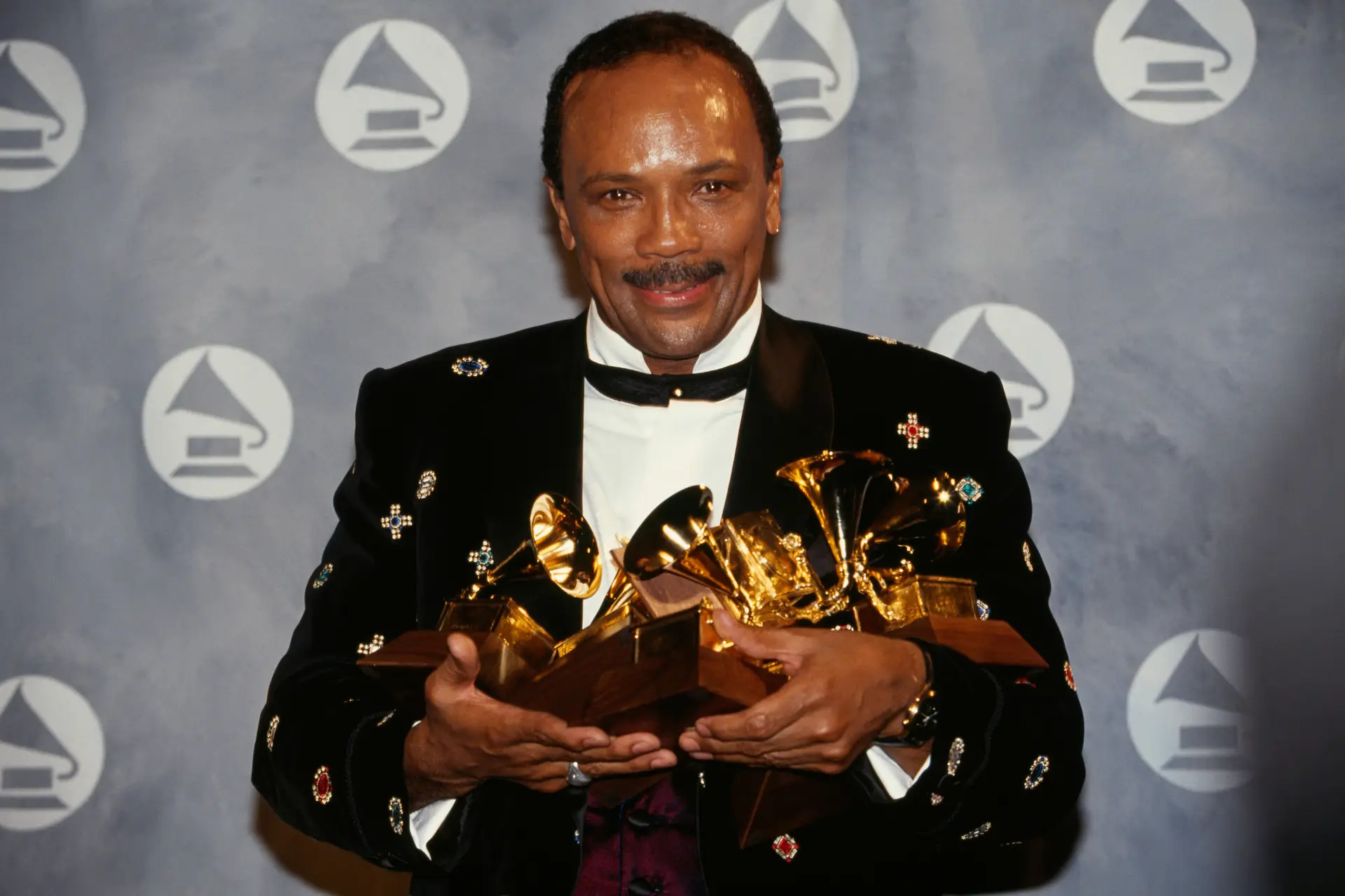 Morreu Quincy Jones, o produtor por trás dos maiores êxitos de Michael Jackson e da canção “We Are the World”
 #ÚltimasNotícias #Portugal