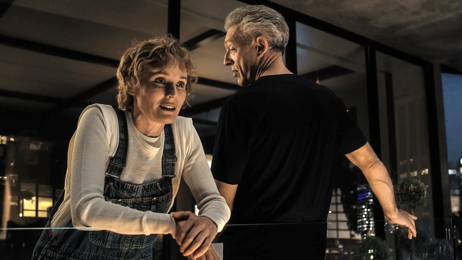 Diane Kruger (à esq.) e Vincent Cassel (à dir.) em “The Shrouds”, de David Cronenberg. O realizador é presença confirmada no festival; o filme compete em Lisboa