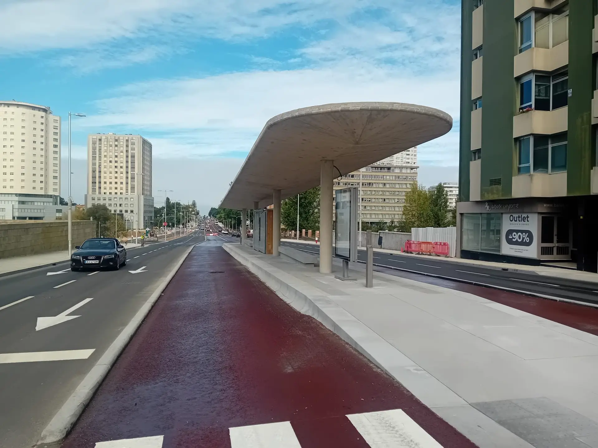Burocracia, viaturas ainda a caminho, motoristas sem formação e manobras em contramão: o que está a travar o metrobus do Porto?