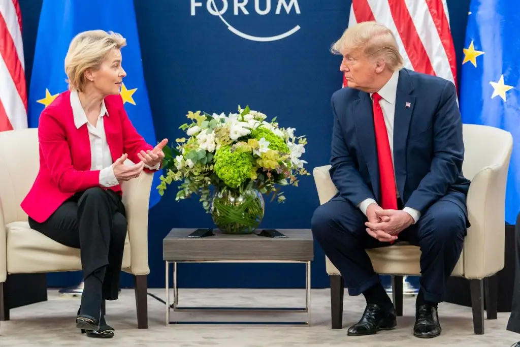 Encontro entre Ursula von der Leyen e Donald Trump, à margem do Fórum de Davos, em 2020