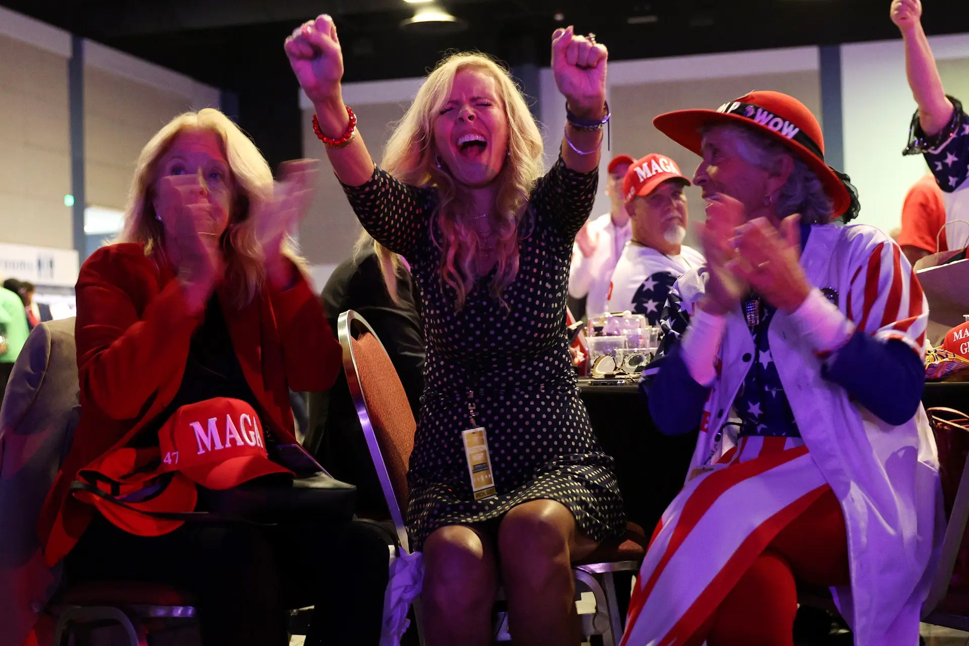 Apoiantes de Donald Trump acompanham a contagem de votos na Florda, estado vencido pelo ex-Presidente