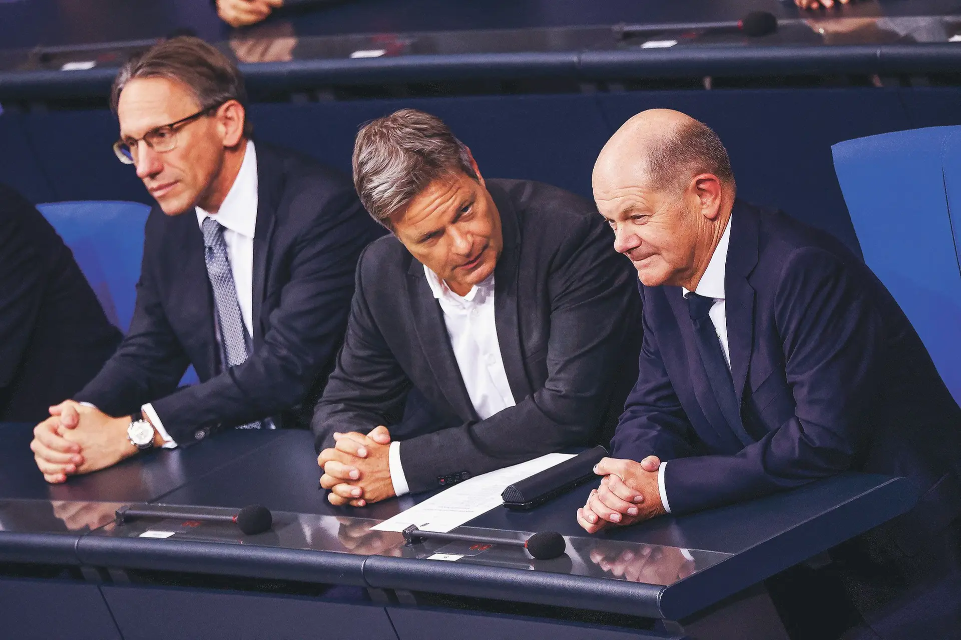 Olaf Scholz (à dir.) e o novo ministro das Finanças, Joerg Kukies (à esq.)