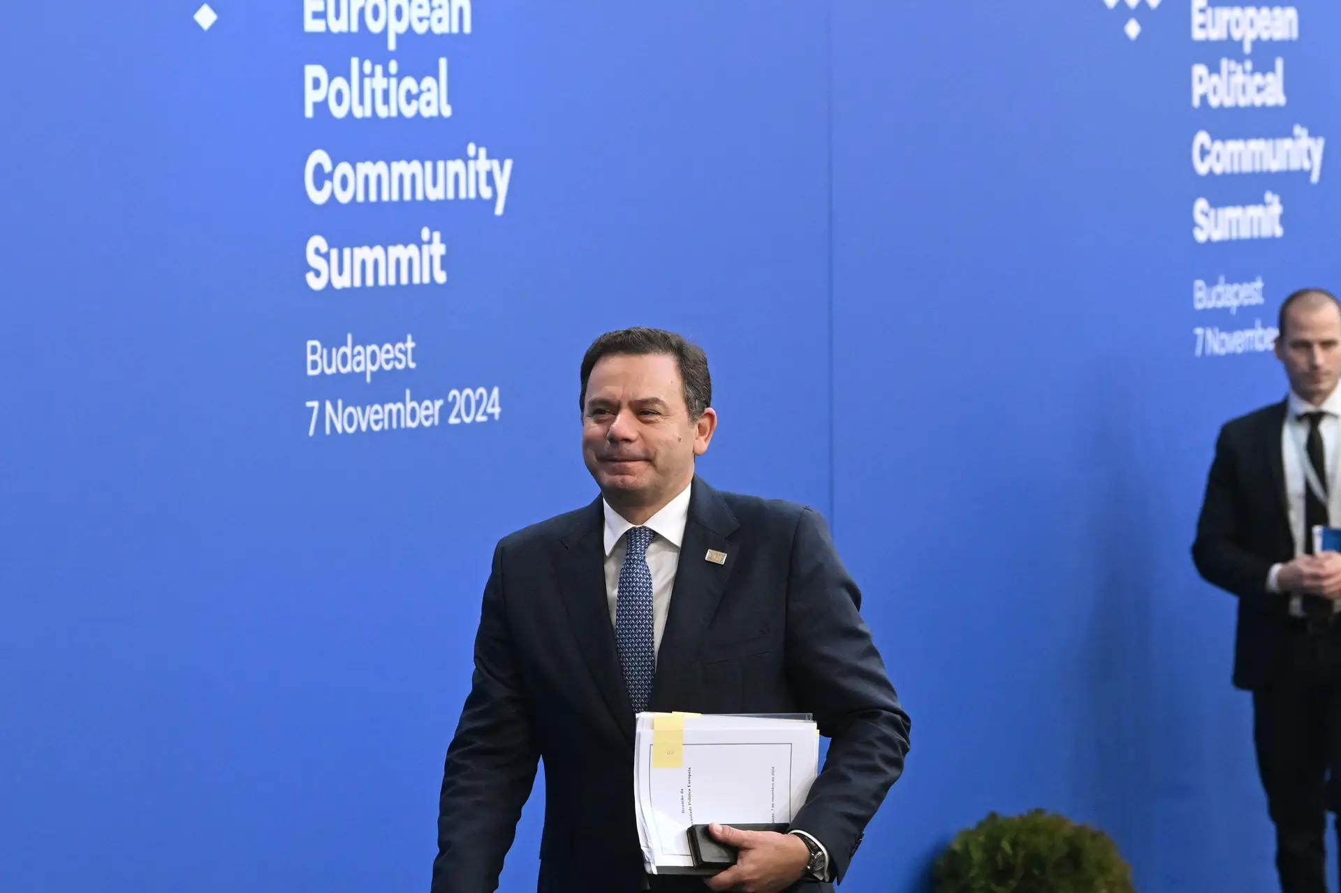 Luís Montenegro à chegada a Budapeste