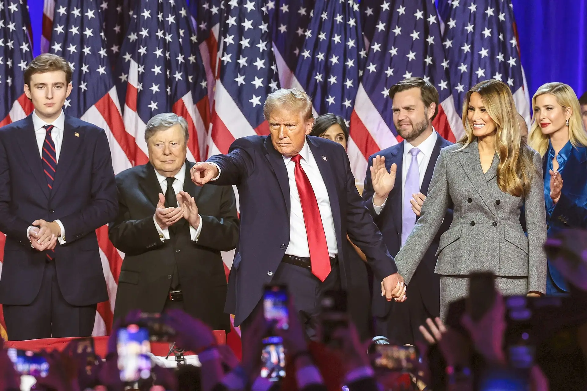 Donald Trump celebra com entourage e família o triunfo estrondoso nas presidenciais