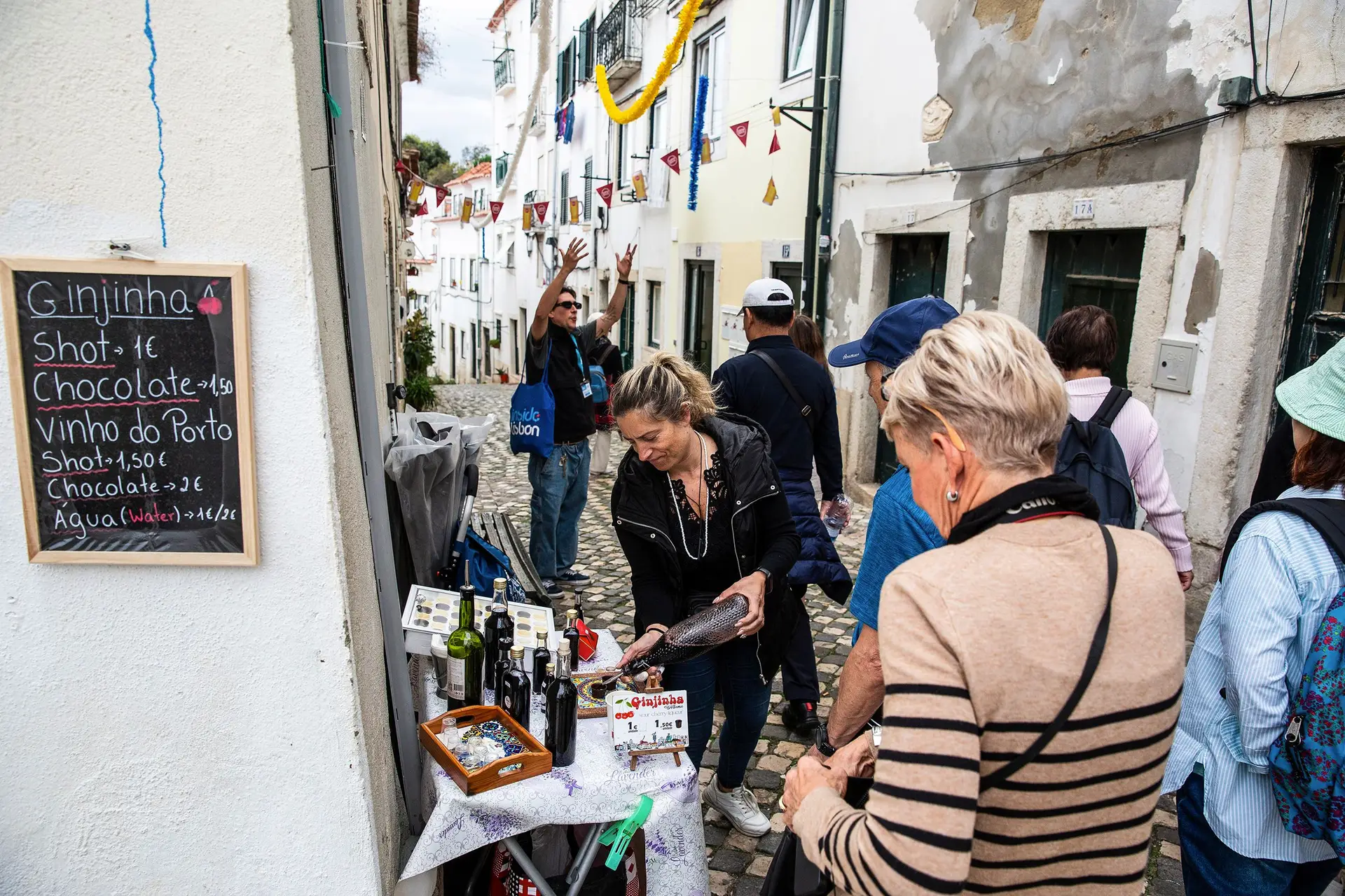 Com cada vez menos moradores, são os turistas que agora enchem as ruas de Alfama, o mais antigo bairro da capital