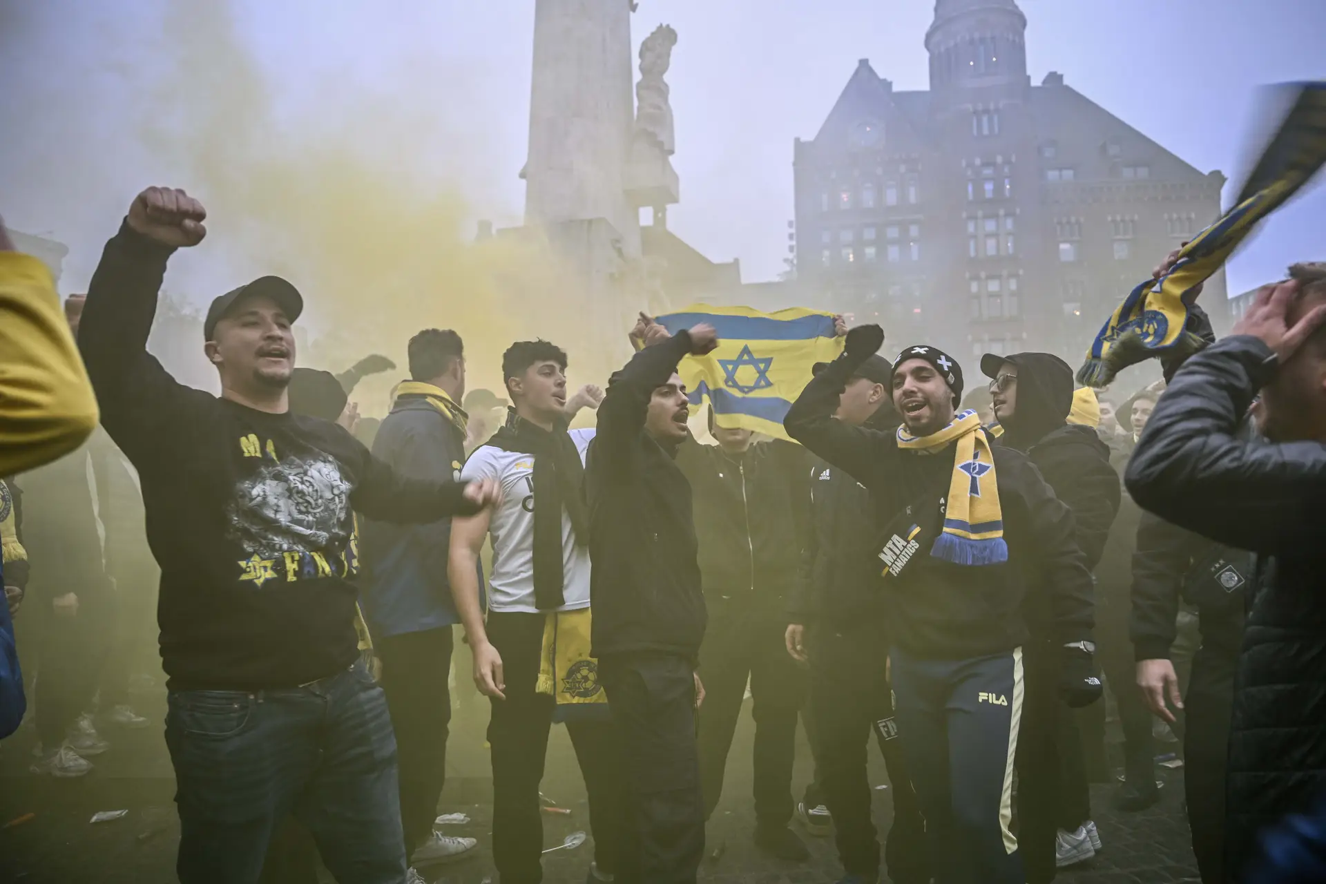 Adeptos israelitas do Maccabi Tel Aviv em Amesterdão