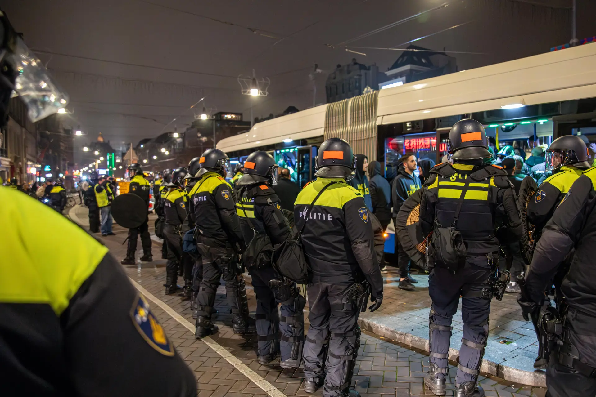 Cordão policial nos transportes públicos de Amesterdão após o jogo entre Ajax e Maccabi Telavive