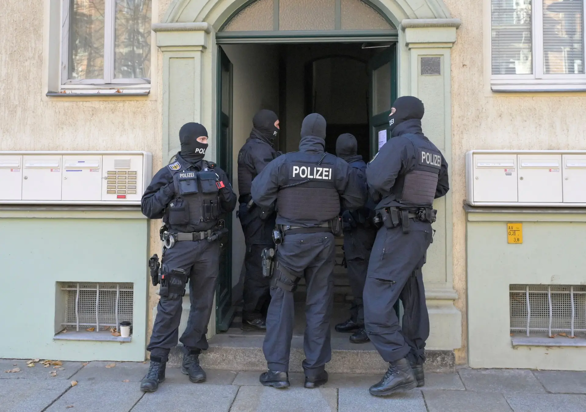 Polícias alemães com máscaras fazem rusgas em diferentes locais de Dresden, após a detenção de oito suspeitos de pertencerem a um grupo de extrema-direita