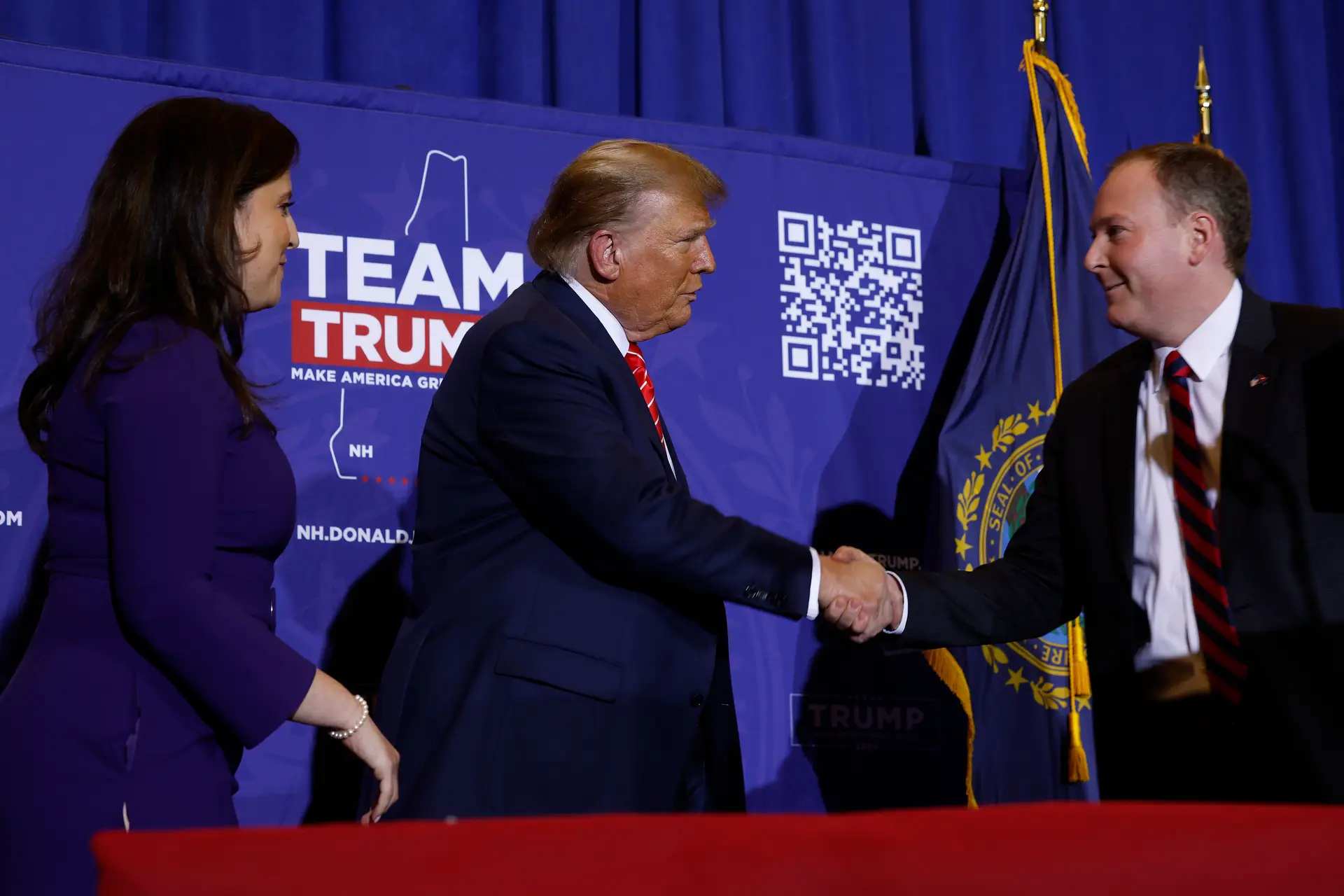 Donald Trump cumprimenta Lee Zeldin