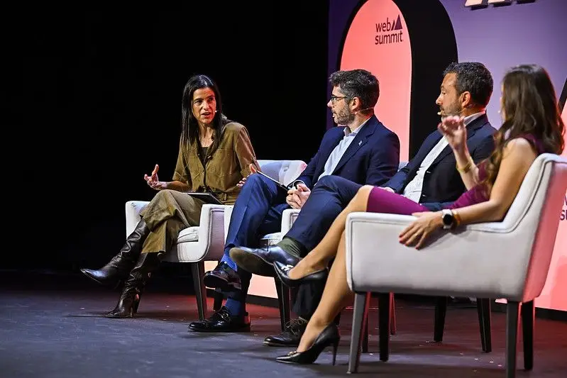 A presidente executiva da SIBS, Madalena Cascais Tomé, com Fernando Rodríguez Ferrer, da espanhola Bizum, e Fabrizio Burlando, da italiana Bancomat, num painel da Web Summit sobre pagamentos