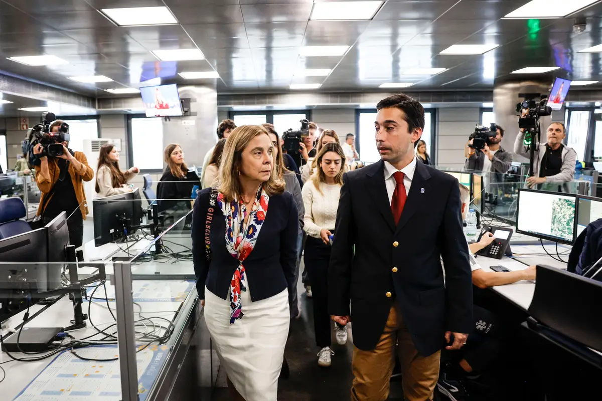 A ministra da Saúde, Ana Paula Martins, ladeada pelo presidente do Instituto Nacional de Emergência Médica (INEM), Sérgio Janeiro, durante uma visita ao INEM, a 12 de novembro de 2024