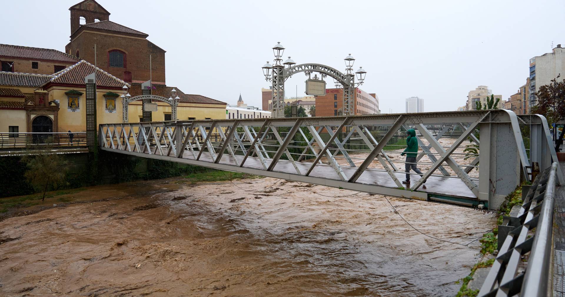 Inundações em Málaga forçam retirada de milhares de pessoas
 #ÚltimasNotícias #Portugal