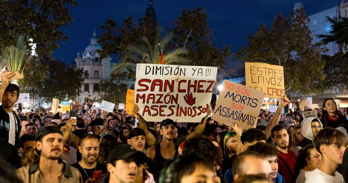 Tempestades de Valência causam demissão ao fim de um ano e embaraçam oposição de direita
