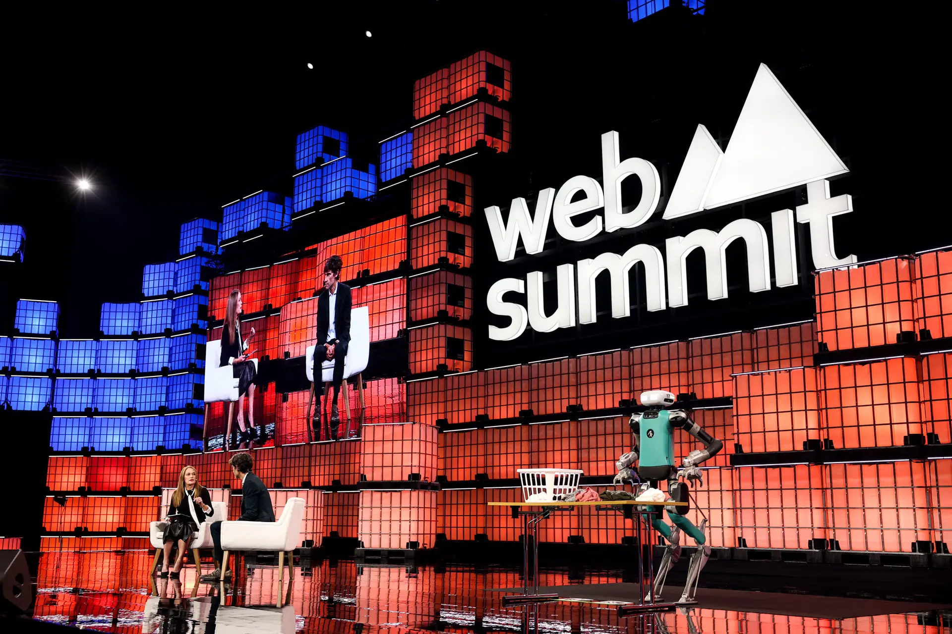 O humanoide Digit, da Agility Robotics, protagonizou um dos momentos altos da Web Summit de 2024