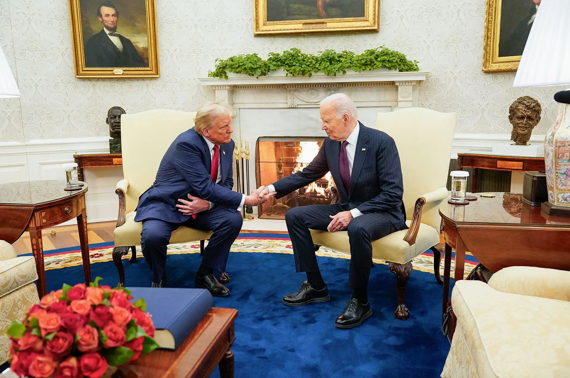 Ao contrário do que aconteceu em 2020, o Presidente cessante convidou o seu sucessor para um encontro na Casa Branca