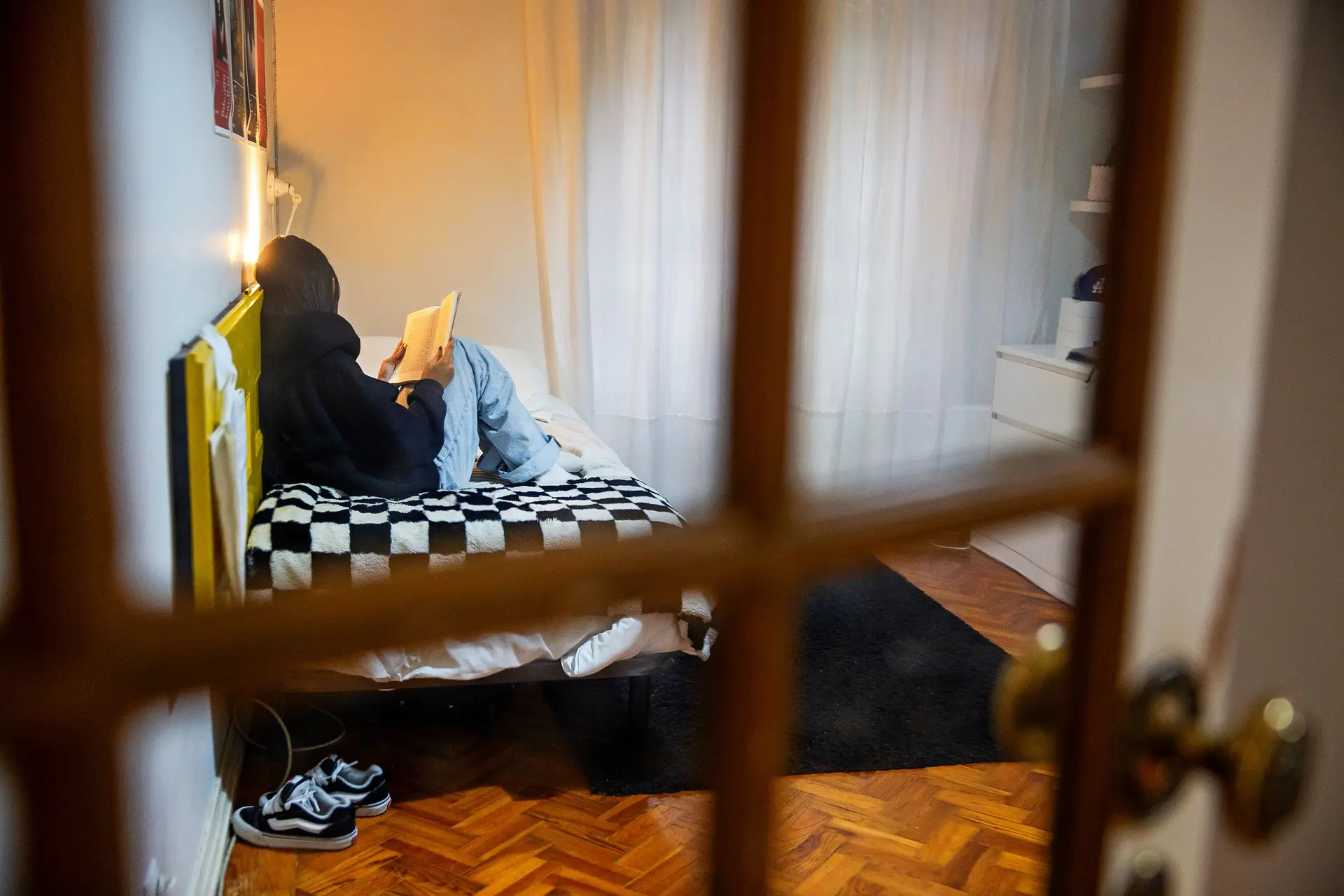 Bruna, 22 anos, esteve uma década institucionalizada. O seu quarto é agora o seu mundo, com silêncio e espaço para os posters de música