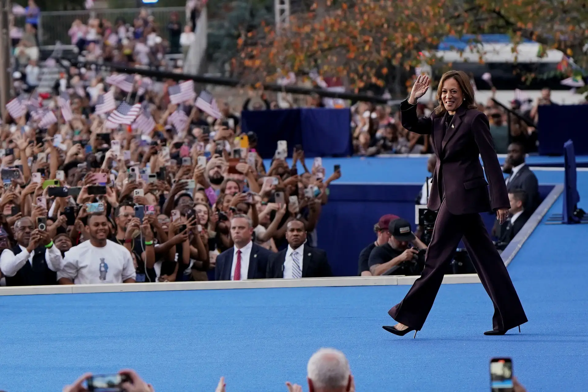 Kamala Harris durante o discurso em que assumiu a derrota, em Washington