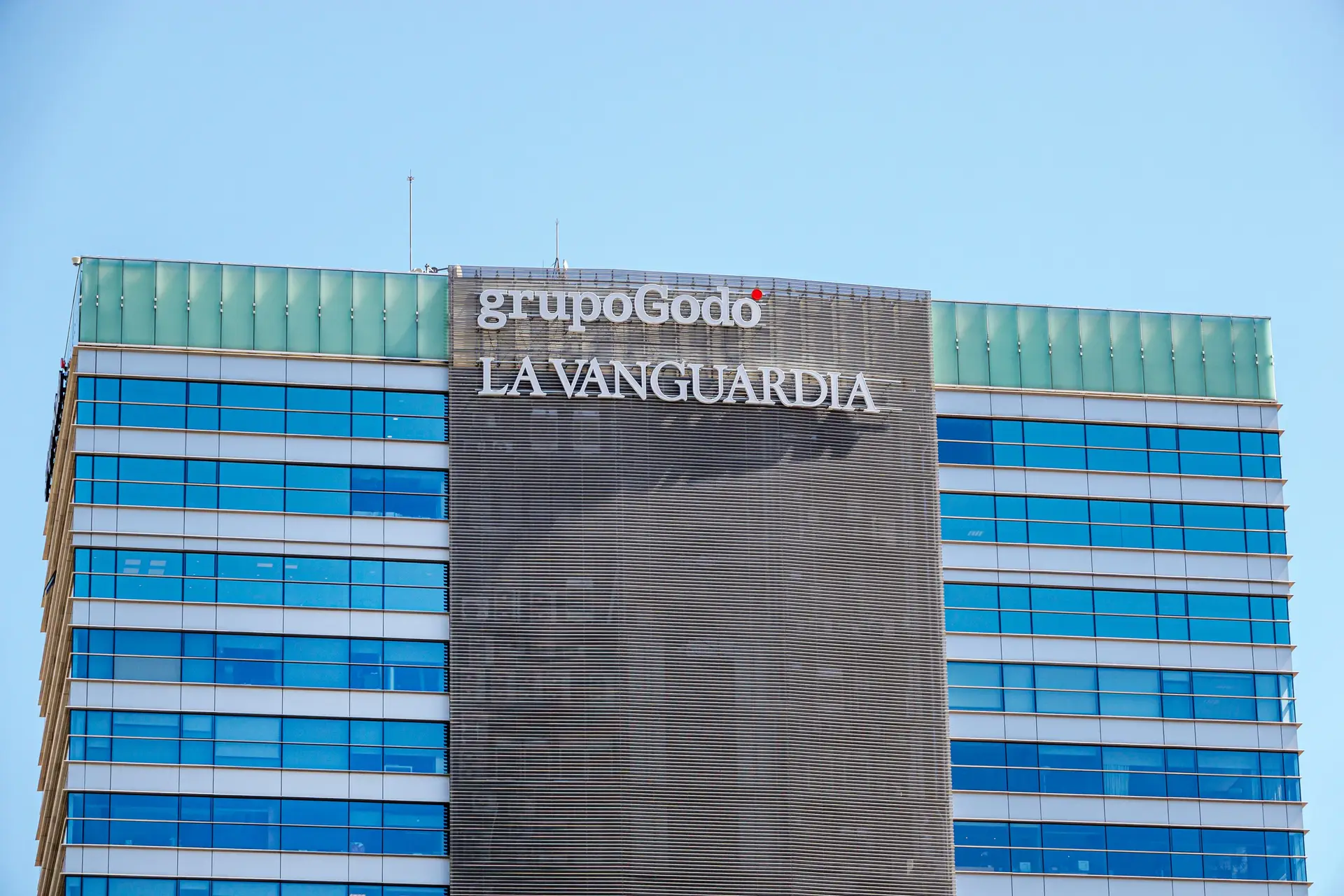 Jornal “La Vanguardia” abandona rede social X, “convertida numa caixa de ressonância de teorias da conspiração e desinformação” por Musk