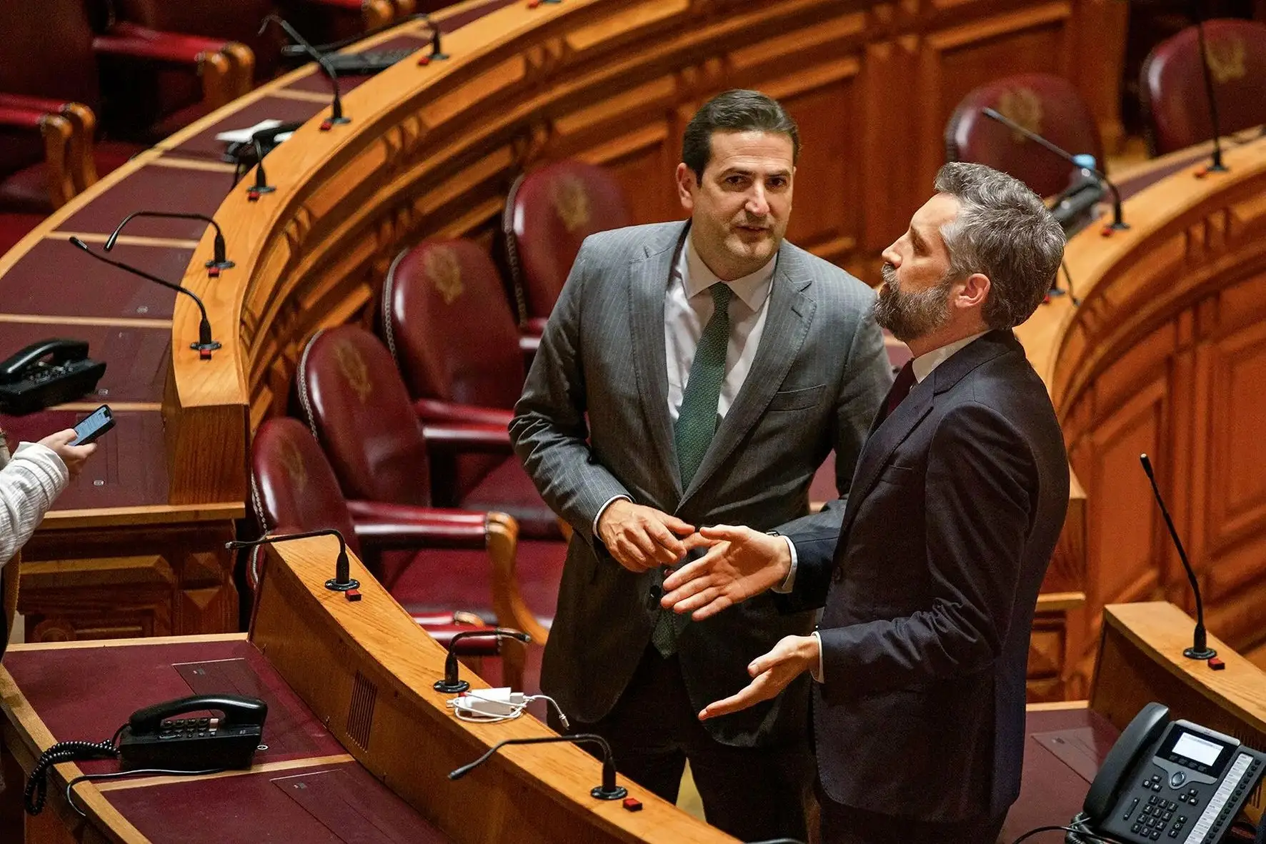 PS e PSD esperam para ver o que o outro faz. IRC e pensões são os irritantes