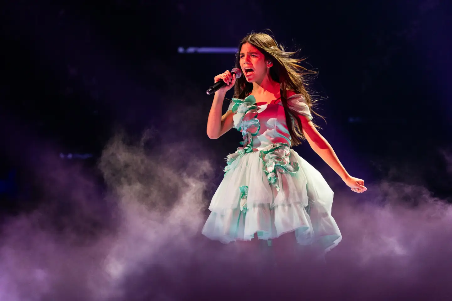 Victoria Nicole representa Portugal com a canção "Esperança"