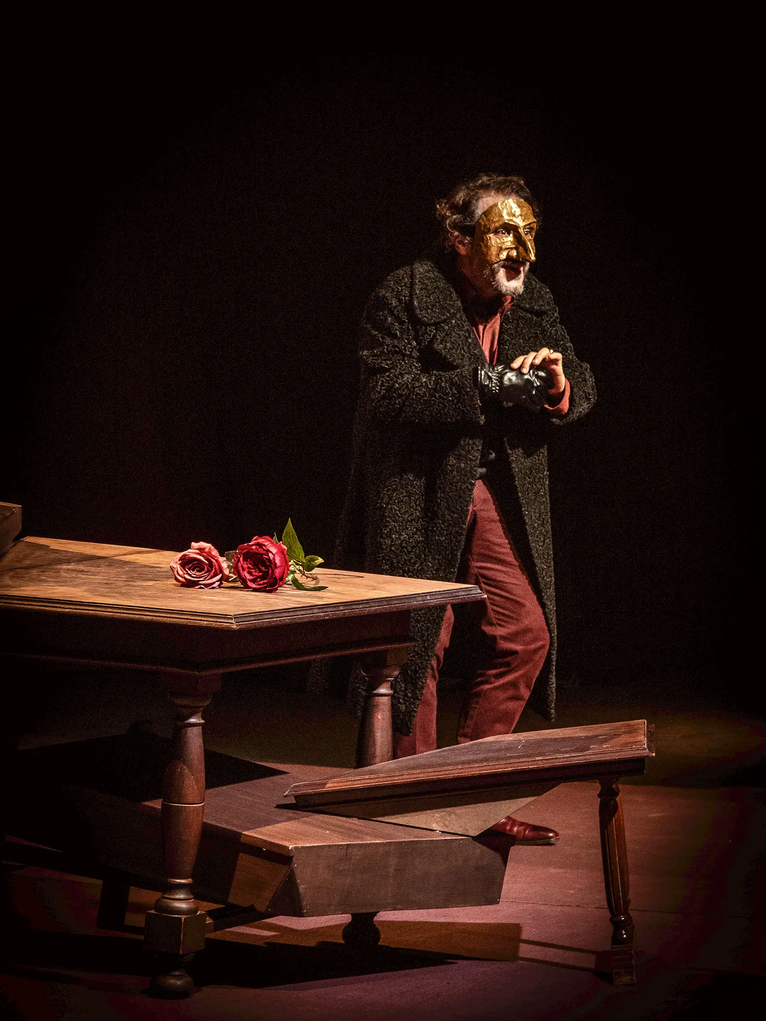Um espetáculo de Commedia dell’Arte, que faz parte do património profundo do Teatro Meridional