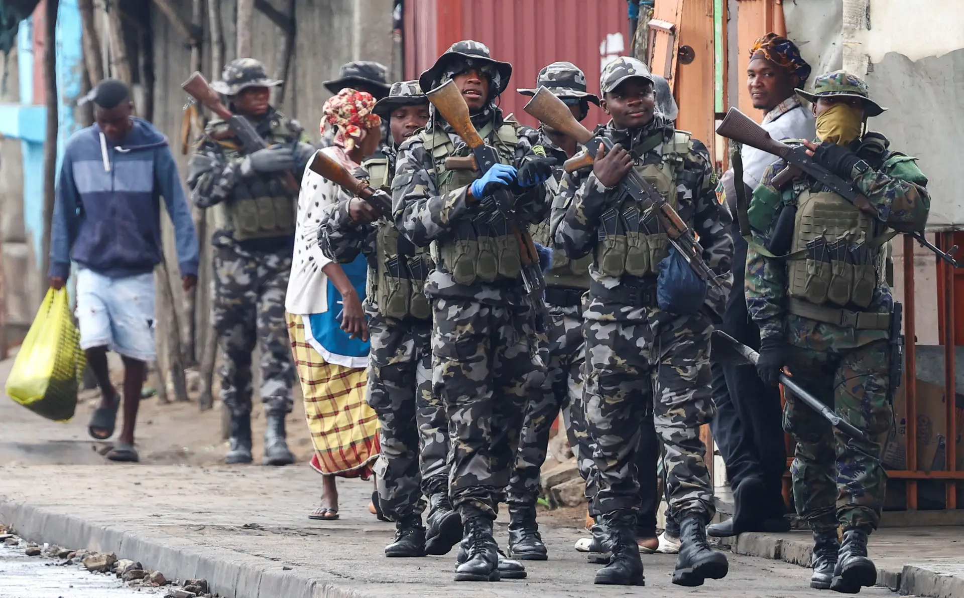 Militares patrulham as ruas de Maputo, capital de Moçambique