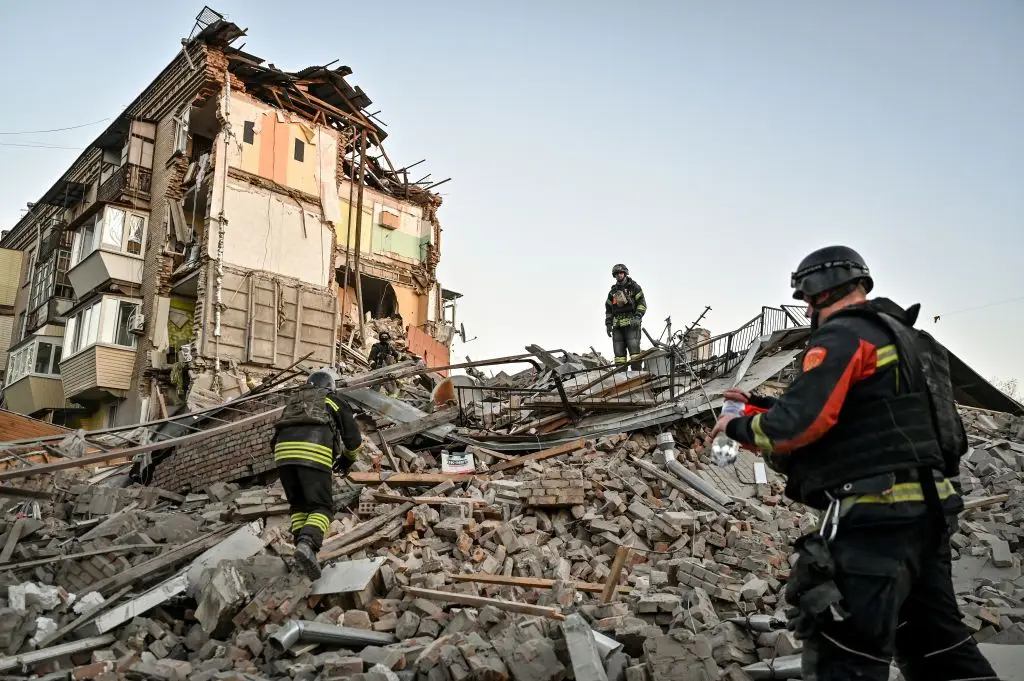 Busca por sobreviventes após um bombardeamento russo a um edifício residencial em Zaporíjia