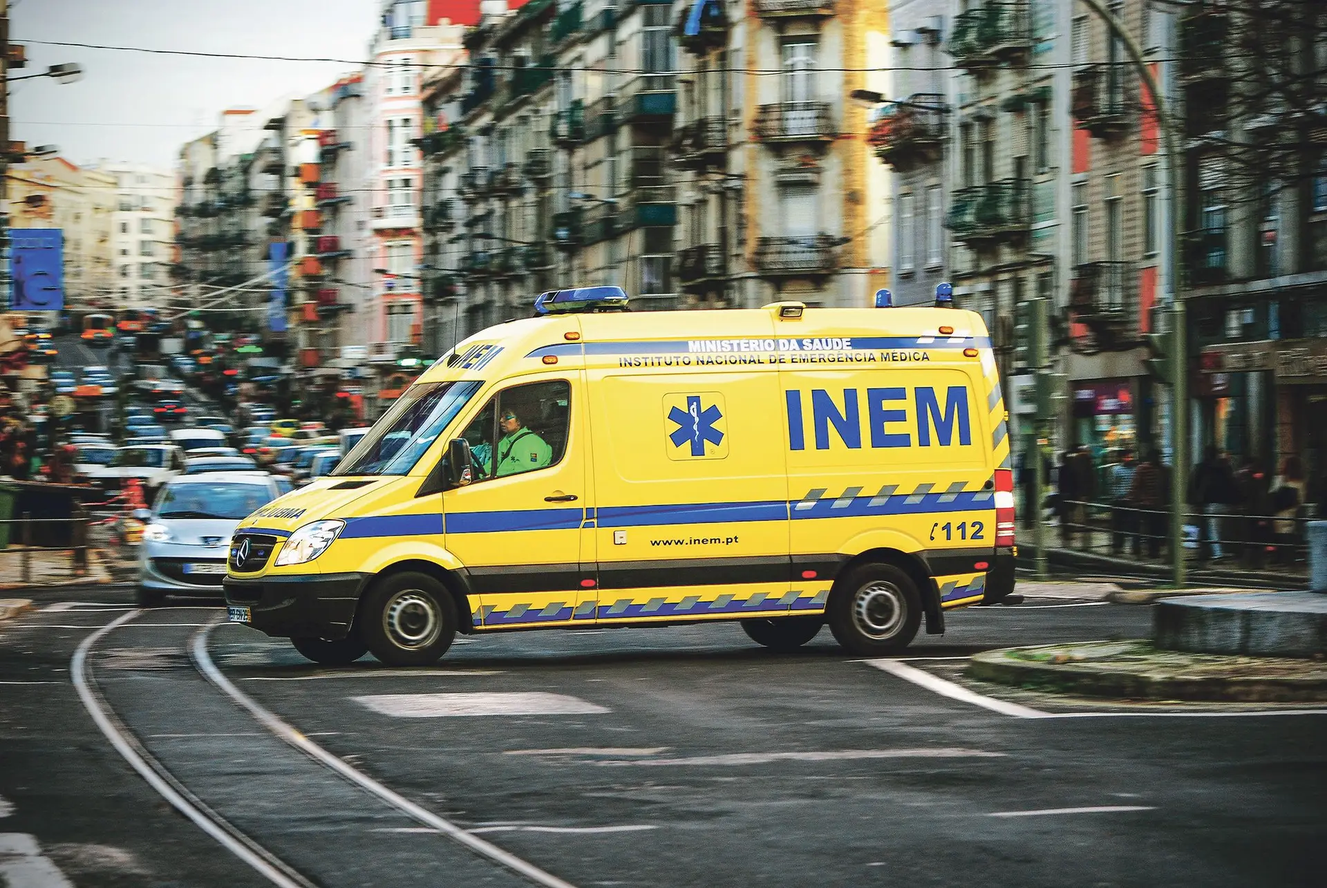 Associação de Emergência Médica apresenta queixa na UE devido a falhas no INEM