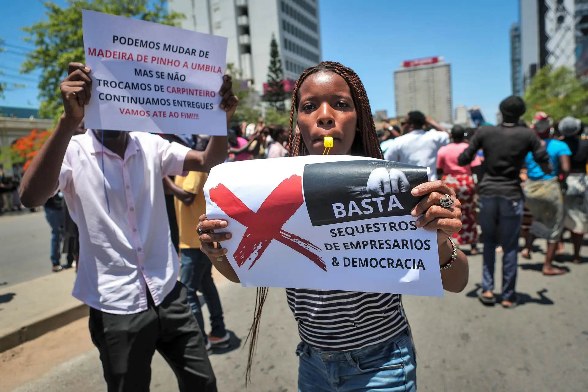 De apito na boca, Maputo voltou a parar à hora marcada com protestos na ruas