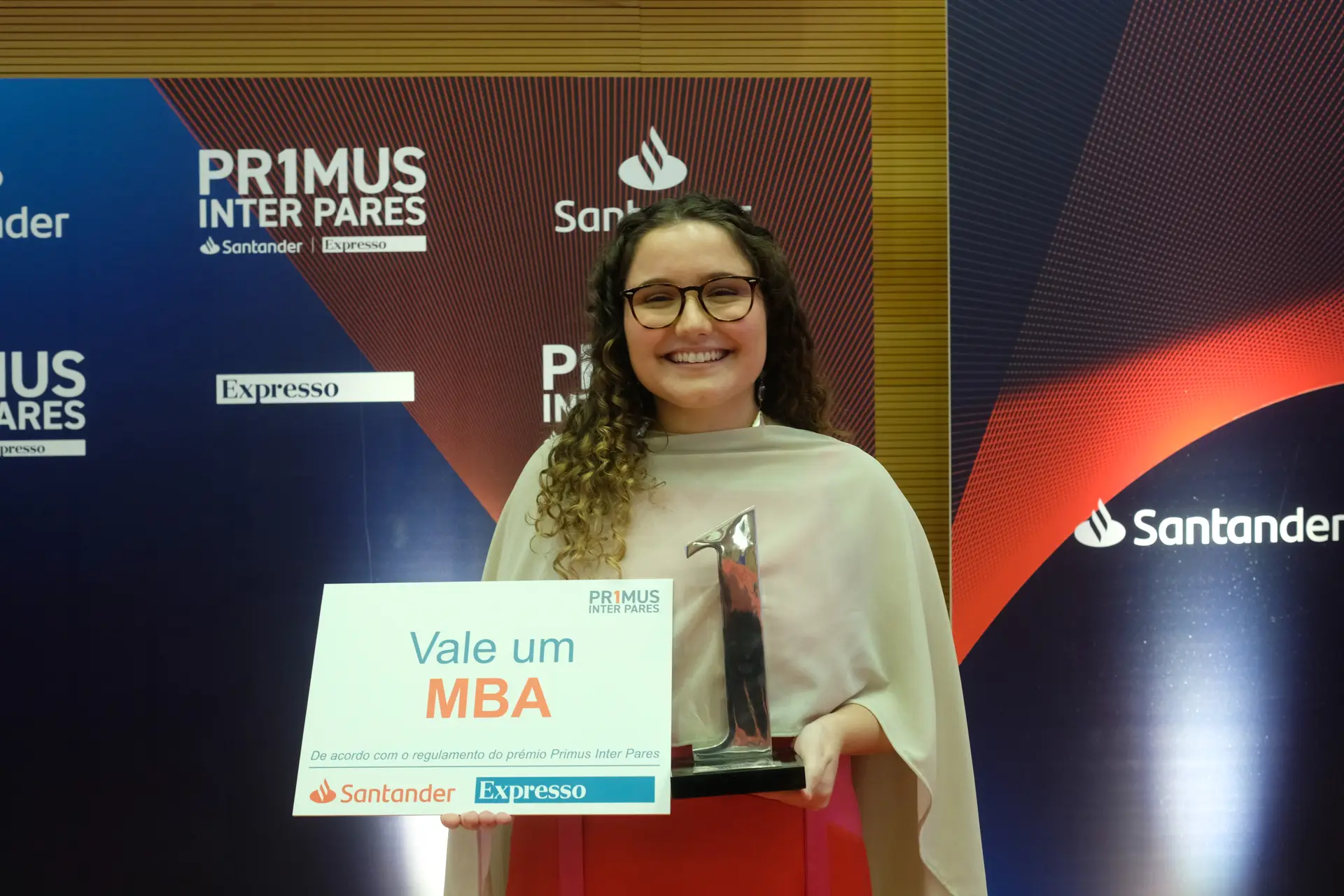 Carolina de Oliveira e Barbeira vence 20.ª edição do Prémio Primus Inter Pares