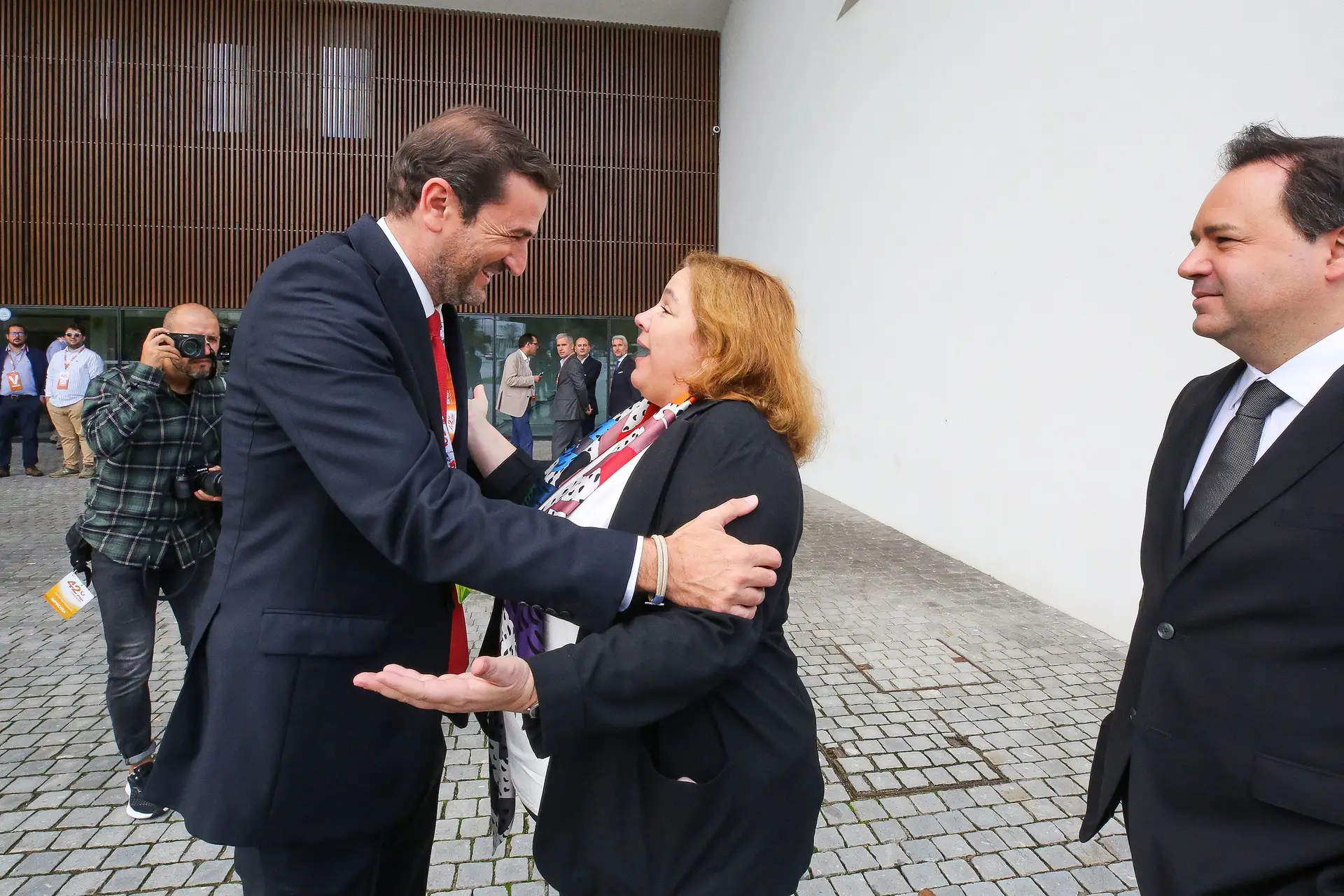 Hugo Soares e Alexandra Leitão, os líderes parlamentares do PSD e do PS que vão aprovar o fim de um corte com 14 anos 