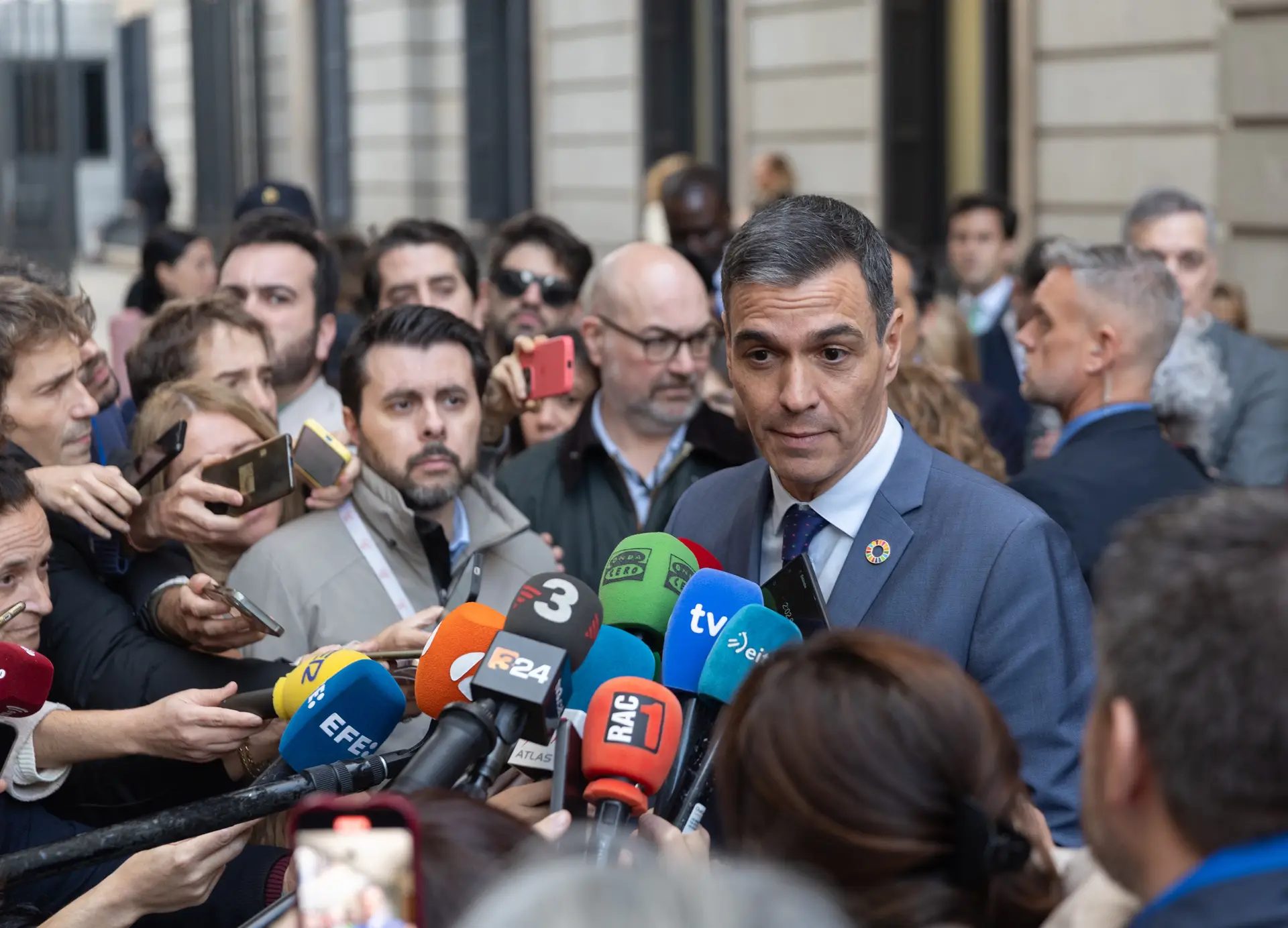 O primeiro-ministro espanhol foi inquirido pela comunicação social depois das acusações do empresário Victor Aldama 