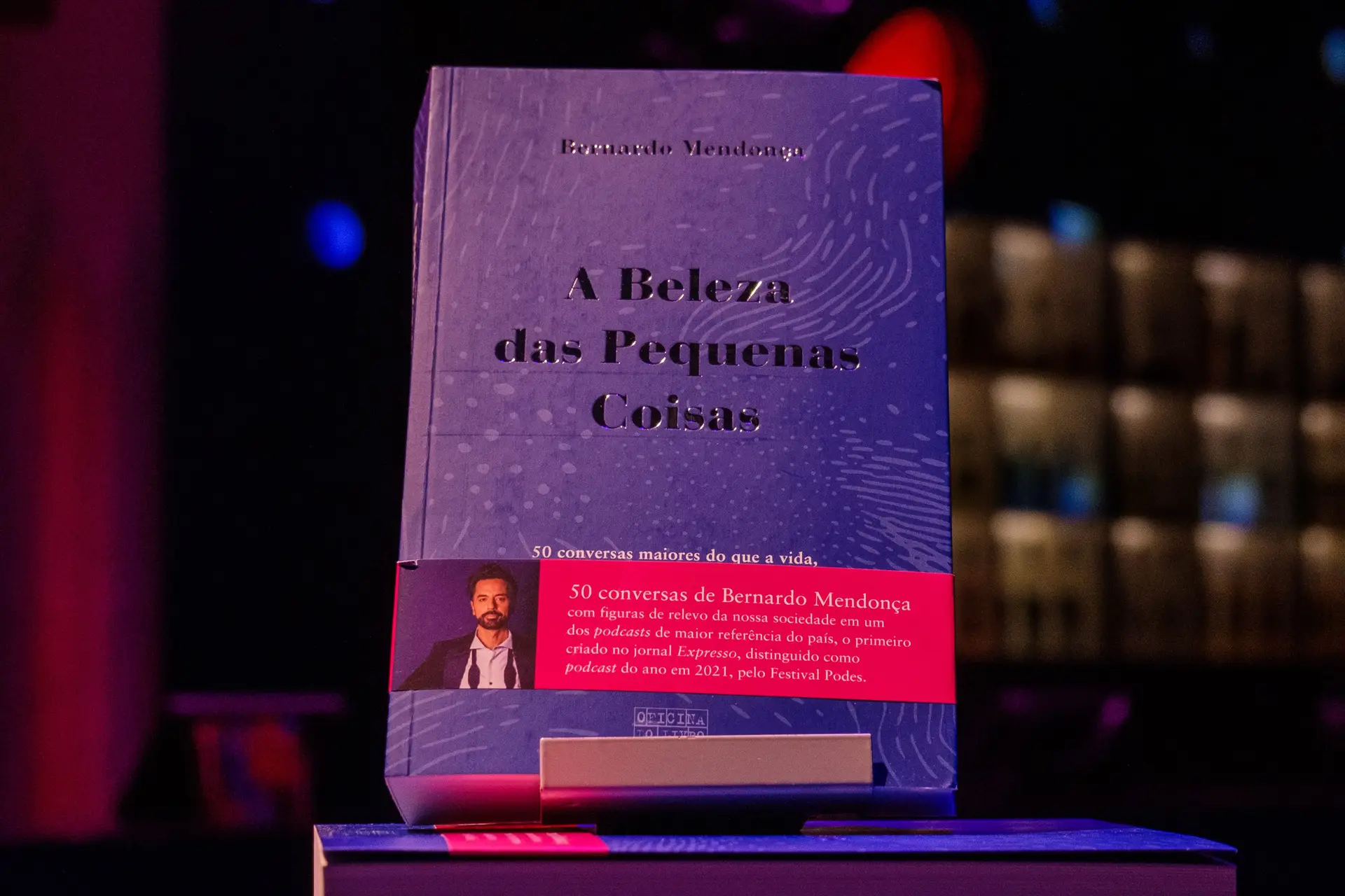 50 conversas para ler (e ouvir): lançamento do livro 'A Beleza das Pequenas Coisas' teve abraços, música e declarações de amor aos amigos