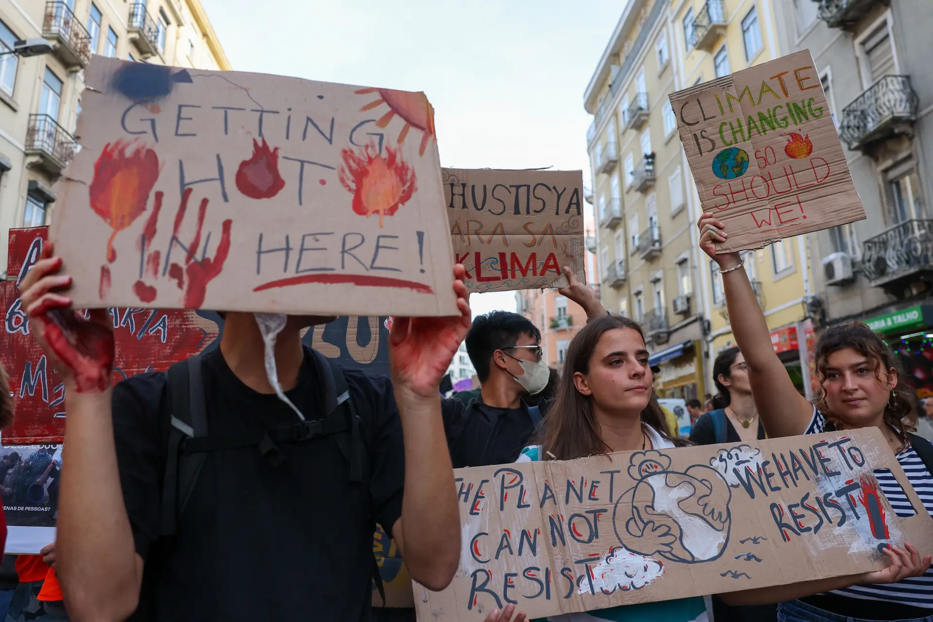 “Continuamos a viver as nossas vidas como se fosse normal tantas pessoas morrerem”: manifestação pelo clima bloqueia praça lisboeta